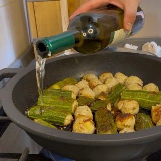 Cottura a fiamma vivace per 10 minuti per dorare la superficie di carne delle zucchine ripiene alla romana.