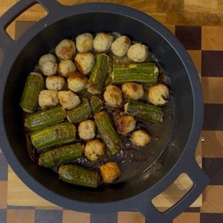 Zucchine ripiene di carne ben dorate nel loro succulento fondo di cottura fatto di olio, vino e verdure.