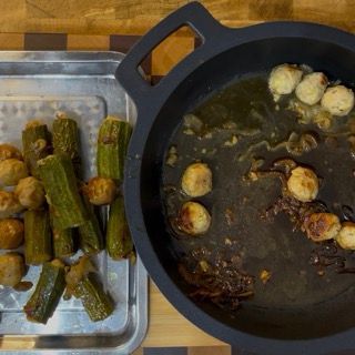 Zucchine ripiene alla romana adagiate su un vassoio in attesa della preparazione del sugo di pomodoro.