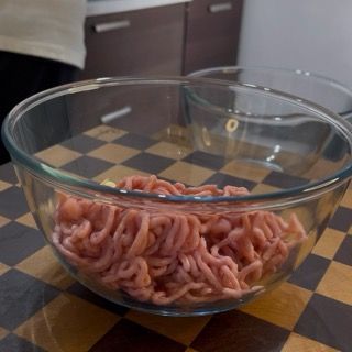 Macinato misto di vitello e maiale in una ciotola per l'impasto delle zucchine ripiene di carne alla romana.