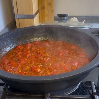 Consistenza finale densa e cremosa del sugo di pomodoro, pronto ad accogliere le zucchine ripiene di carne.