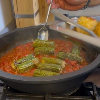Reinserimento delle zucchine romanesche e delle polpettine all'interno del tegame con la salsa cremosa.