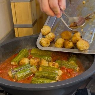 Ultima cottura di 5 minuti senza coperchio per far insaporire a fondo le zucchine ripiene al sugo.