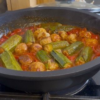 Zucchine ripiene alla romana succulente e avvolte dal sugo rosso, calde e fumanti direttamente in padella.