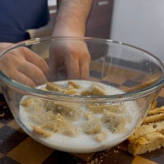 Mollica di pane in ammollo nel latte freddo per rendere tenero e umido il ripieno per zucchine di carne.