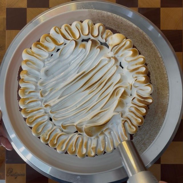 Primo piano della meringa che si colora e caramellizza