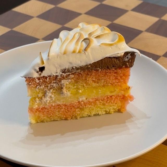 Zuppa inglese finita con meringa italiana fiammeggiata