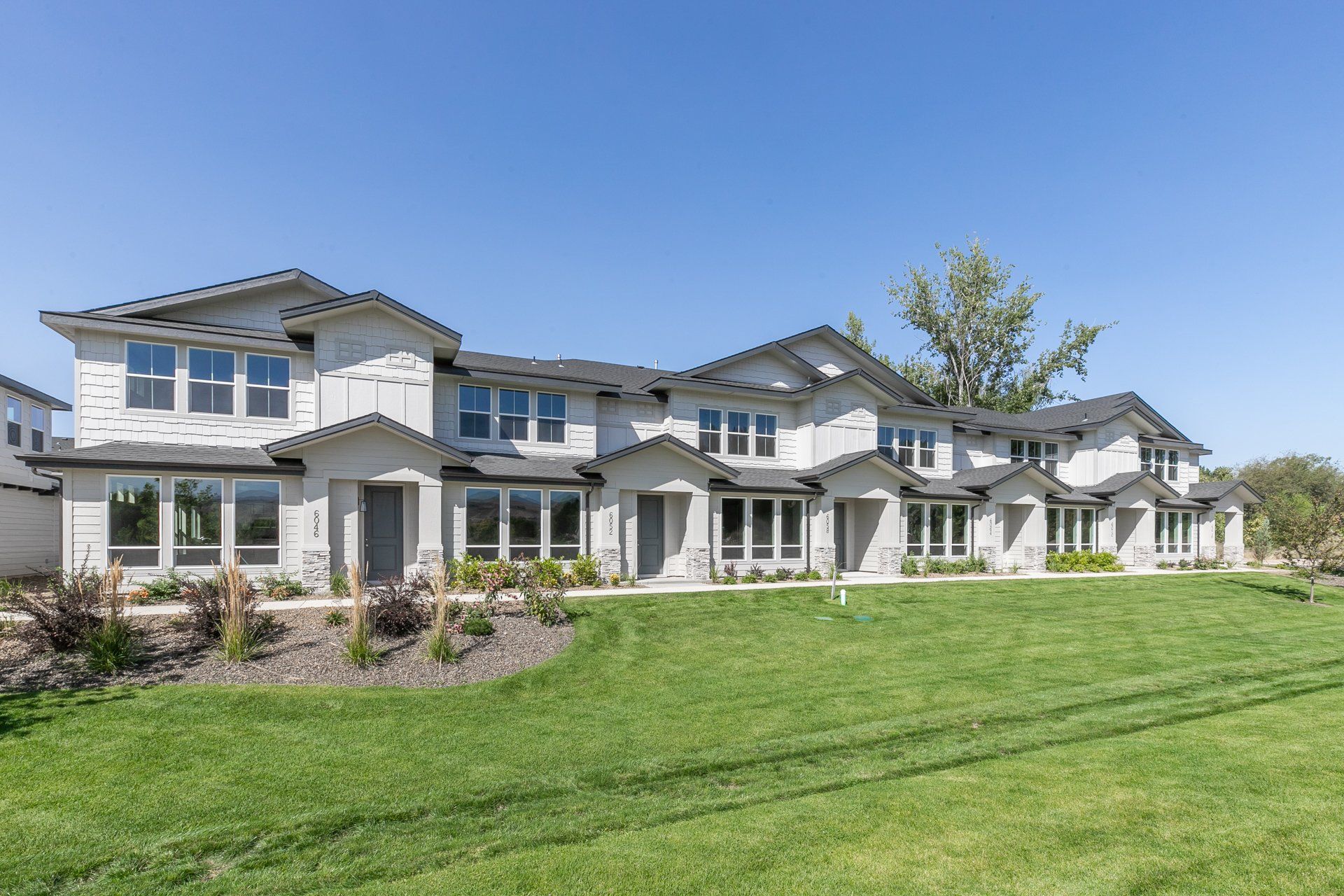 the townhomes at roe building exterior