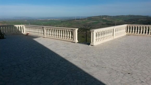 terrazza con parapetto in pietra