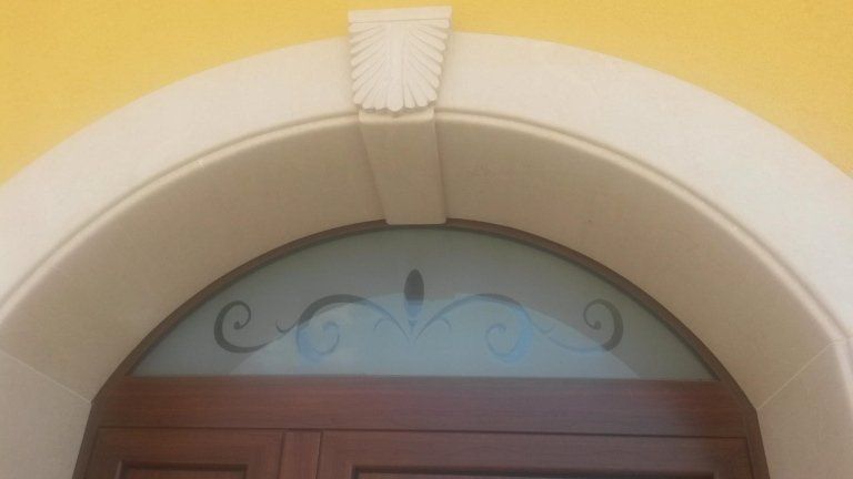 white stone arched door jamb