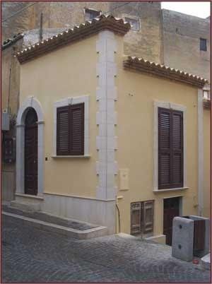 building with white stone door and window doorposts