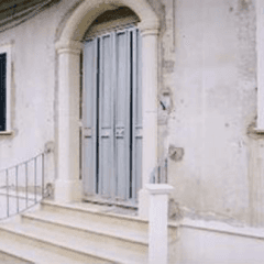 porta d'ingresso con arco bianco in pietra