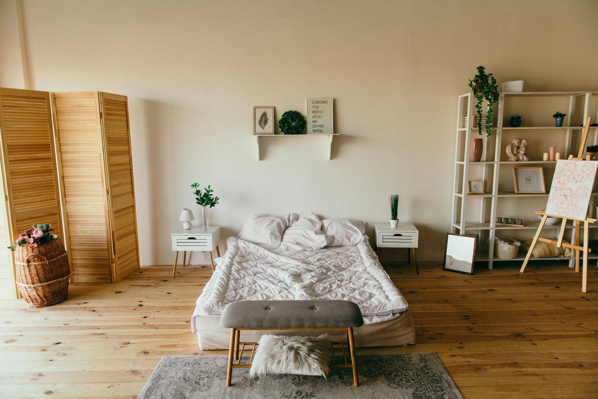 camera da letto luminosa con parquet in legno naturale e arredi moderni