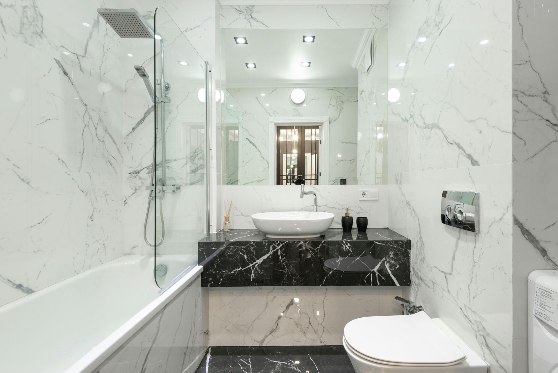 bagno elegante con rivestimenti in gres porcellanato effetto marmo