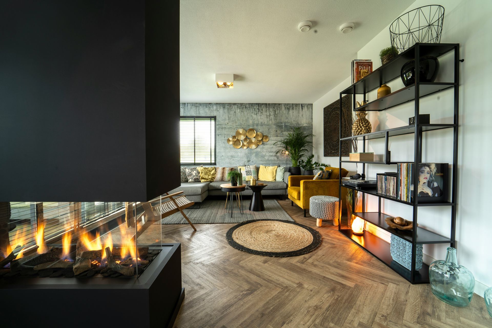 Ambiente living moderno con caminetto a gas acceso integrato nella parete