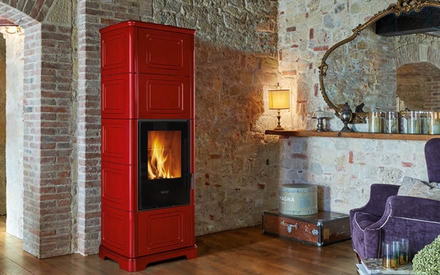 Stufa a Legna modello E928 C-M con rivestimento in Maiolica, installabile a Parete - Angolo, Classe di Efficienza Energetica A+. Può disporre di sistema di accumulo HSS