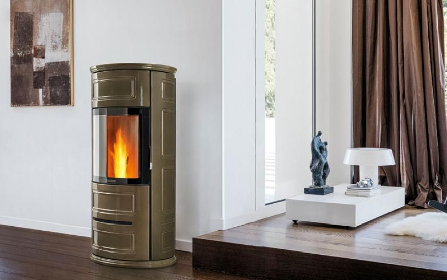 Stufa a Pellet Piazzetta Stufa a Pellet modello P943 con rivestimento in Maiolica, installabile a Parete - Angolo, Classe di Efficienza Energetica A+.