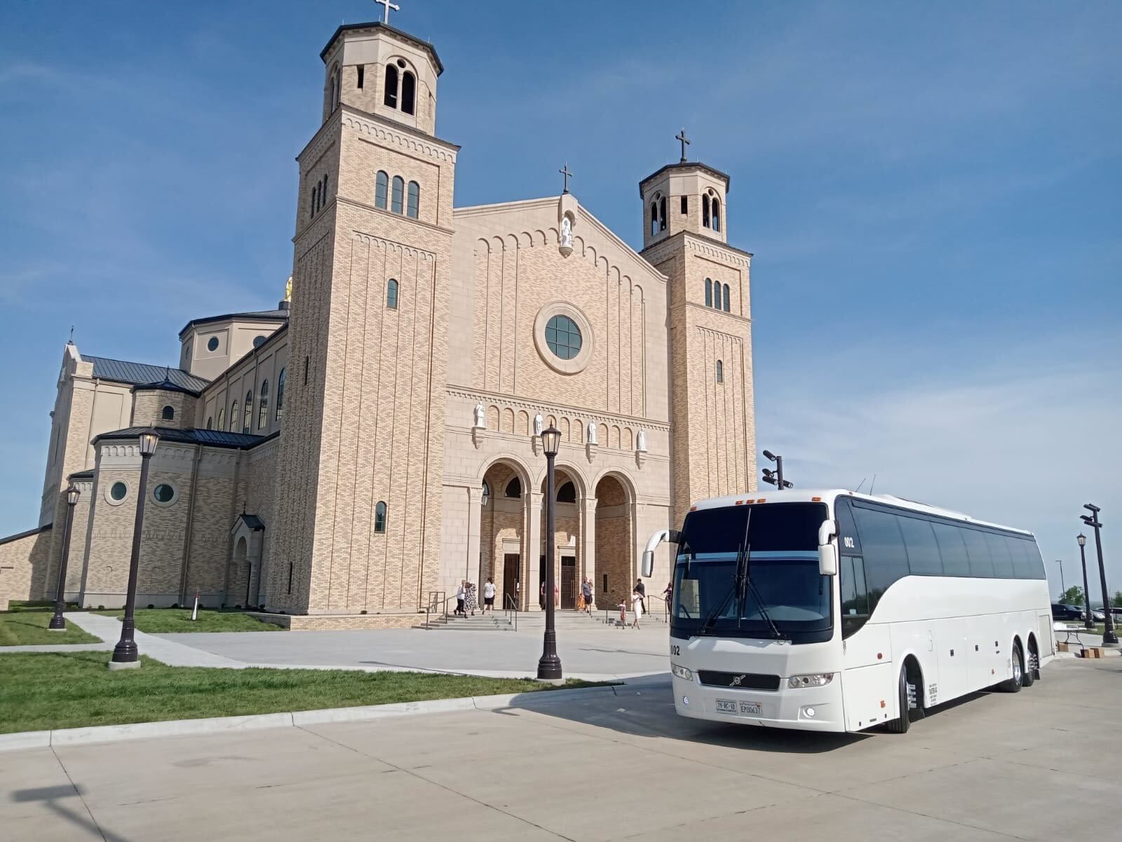 Stylish wedding bus rental for San Diego ceremonies
