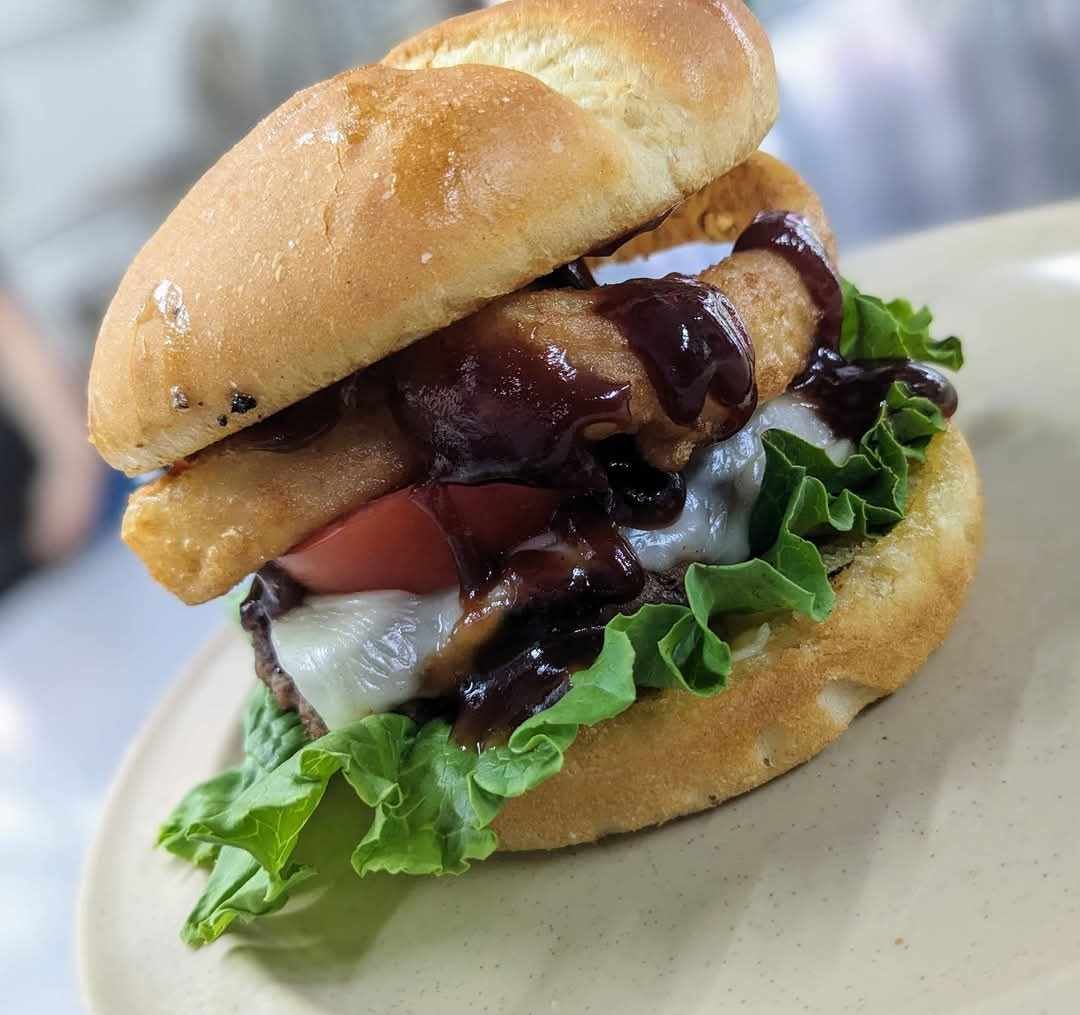 A close up of a chicken sandwich on a plate