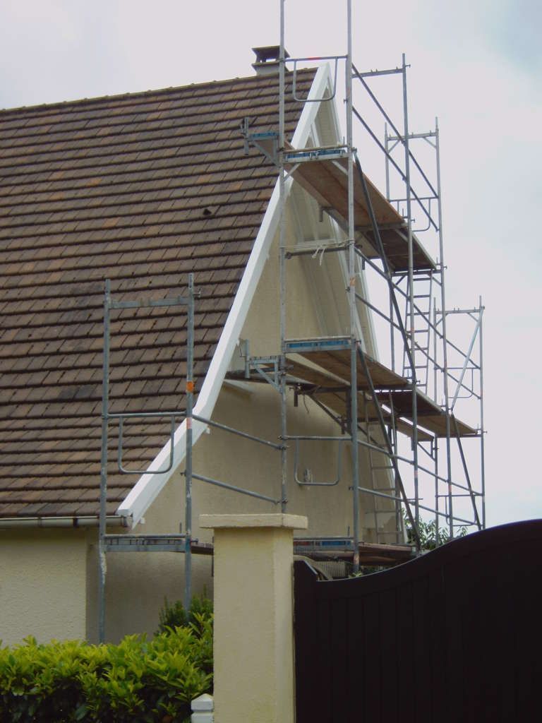 Une maison avec des échafaudages sur le côté