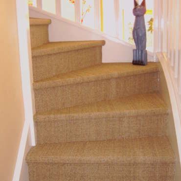 Une statue de chat est assise au sommet d'un escalier.