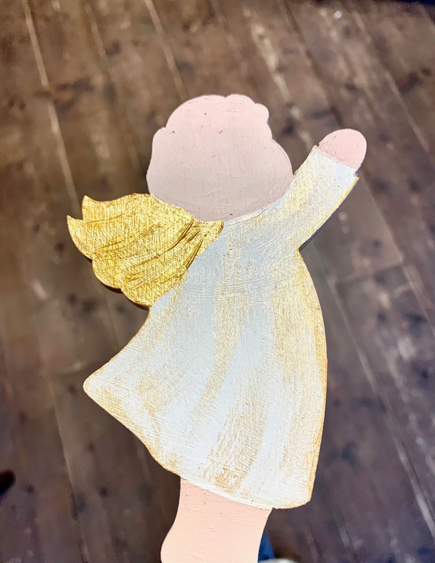 Engel aus Holz. Handgemacht und handbemalt. Nach einem alten Vorbild aus längst vergangenen Zeiten. Liebevoll handgemacht und energetisiert in einer Neuond-Nacht.