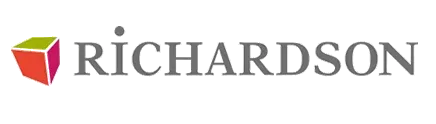 Logo Richardson : texte gris avec un point au-dessus du « i » et une icône de cube colorée.