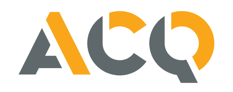 Les lettres ACQ dans une police stylisée, avec la diagonale gauche du A et les courbes supérieures du C et du Q colorées en jaune.