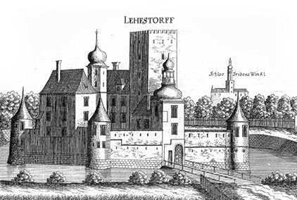 Innenhof eines historischen Steingebäudes mit gelber Fassade, Bogentüren und symmetrischen Fenstern