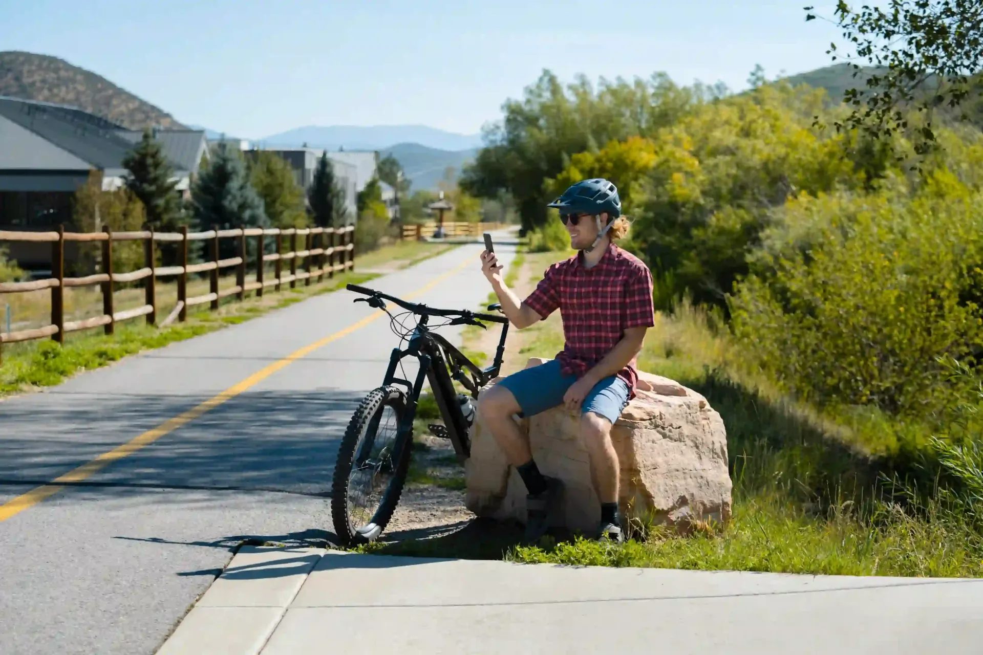 Top Routes for Safe Cycling in Orange County - Aliso Creek Bikeways - Aliso Creek Bikeways consists of a bike path network that runs along Aliso Creek in Orange County, California. The bikeway stretches 18.5 miles from the foothills of the San Joaquin Hills to the Pacific Ocean in Laguna Beach.  Moreover, it features a mix of on-street bike lanes and off-street trails, making it suitable for all skill levels of cyclists. Along the way, you'll enjoy scenic views of parks, residential areas, and hills. The bikeway has several access points, including Niguel Road, Moulton Parkway, and El Toro Road. Moreover, it also connects to the Laguna Coast Wilderness Park, which offers different cycling and hiking trails.