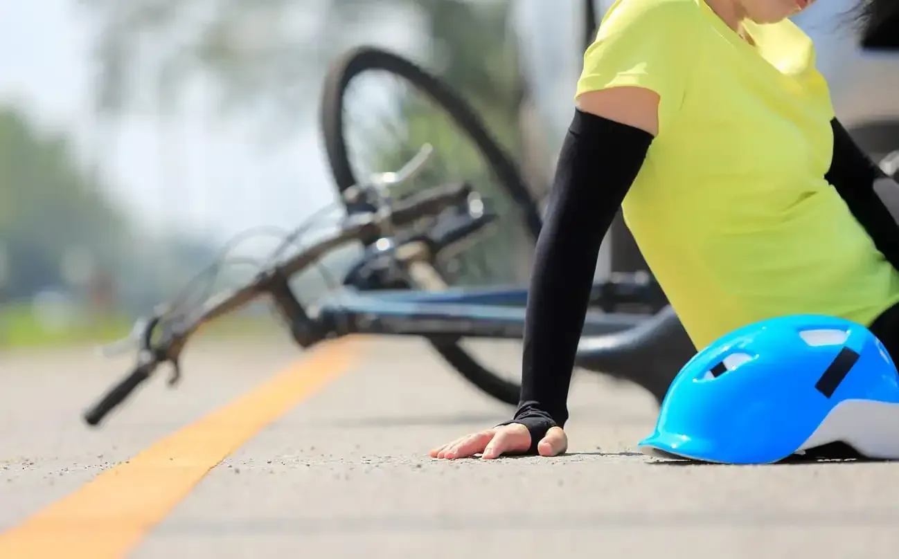 Top 10 States for Bicycle Accidents in the USA - Traffic accidents can happen anywhere and at any time. While any vehicle may be involved in a mishap on the road, cyclists tend to face more accidents than other vehicles. If you are a cyclist riding on the streets of the USA, be aware that some states have a higher risk for cycling accidents. Would you like to know which states have the highest number of bicyclist fatalities? We have compiled a list to help you identify the most dangerous states for cyclists. Additionally, we will provide tips on how to avoid bicycle accidents in these areas. If you plan to enjoy cycling, read our guide and learn how to protect yourself from the risks of cycling fatalities per capita in these dangerous states.