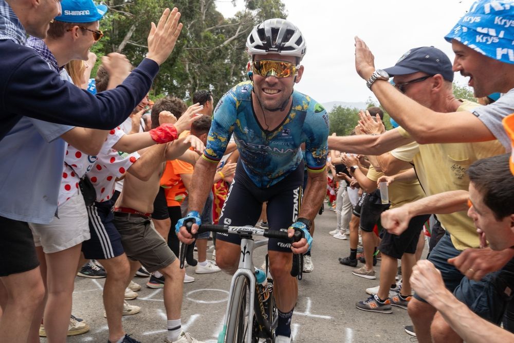 07-01-2023 Stage 1 of the 2023 Tour de France. Mark Cavendish celebrates with fans at the Tour de France.