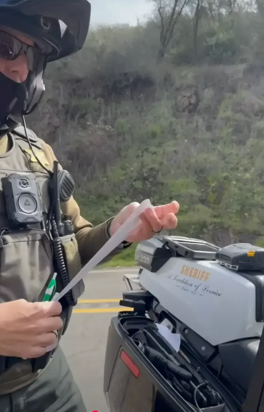 LA sheriff deputy issuing a traffic citation