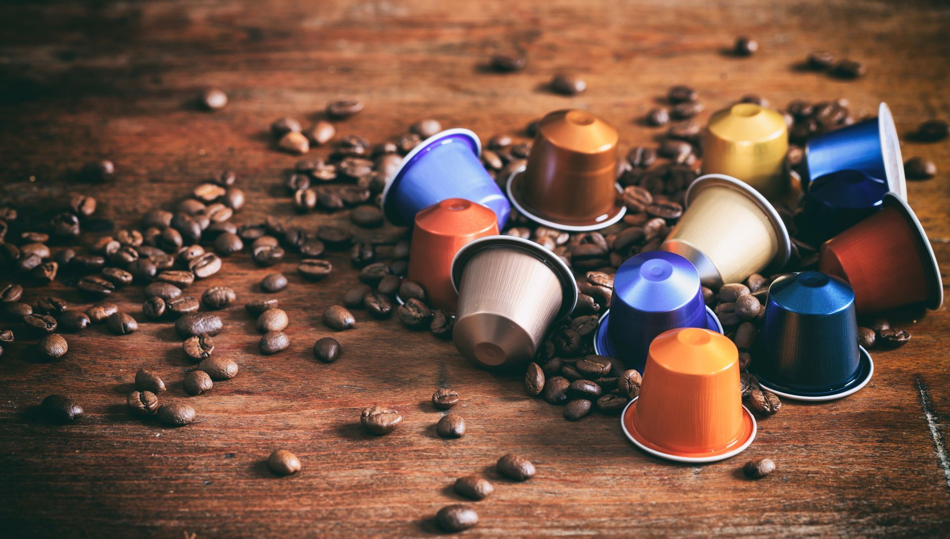 Confezione da 100 capsule di caffè Caffè Borbone blu con una sola capsula sul lato, sfondo bianco.