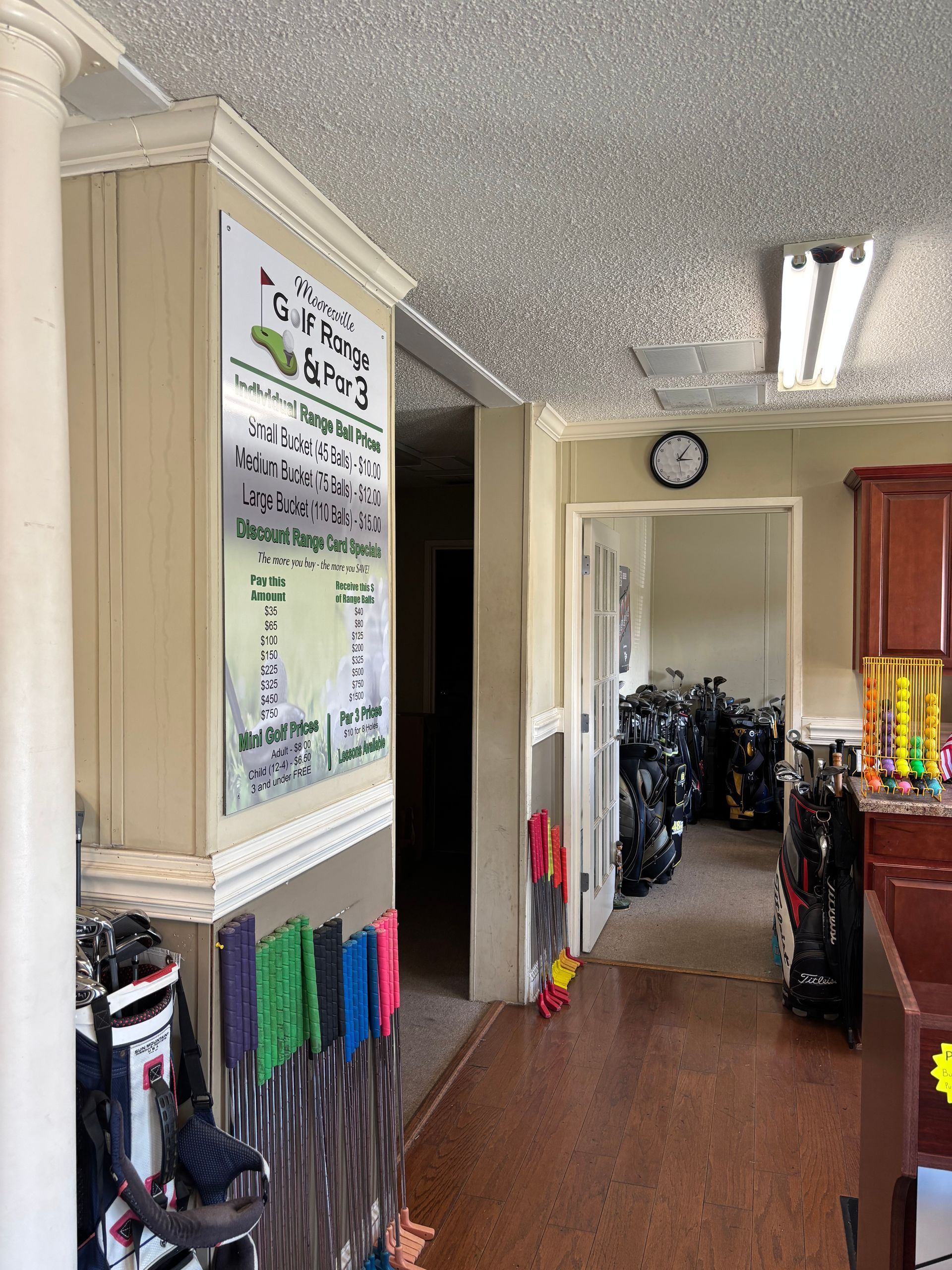 Golf lessons — Golf player pitching in Mooresville, NC Golf lessons — Golf player pitching in Mooresville, NC