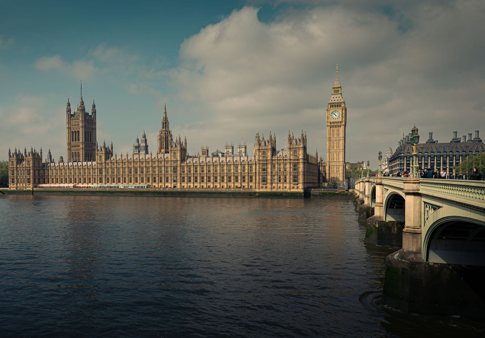 Houses of Parliament and Big Ben beside the Thames, with Westminster Bridge in the foreground