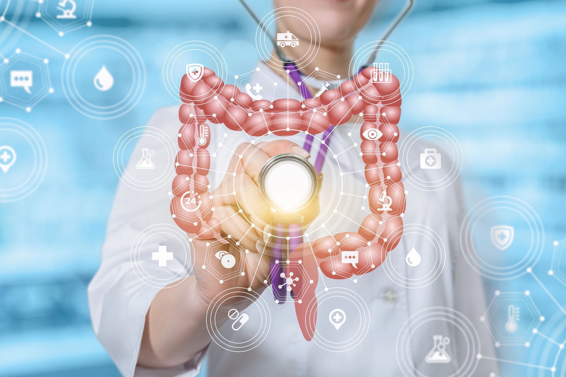 Un medico tiene in mano uno scudo digitale luminoso con un'icona rossa dell'apparato digerente su uno sfondo medico blu.