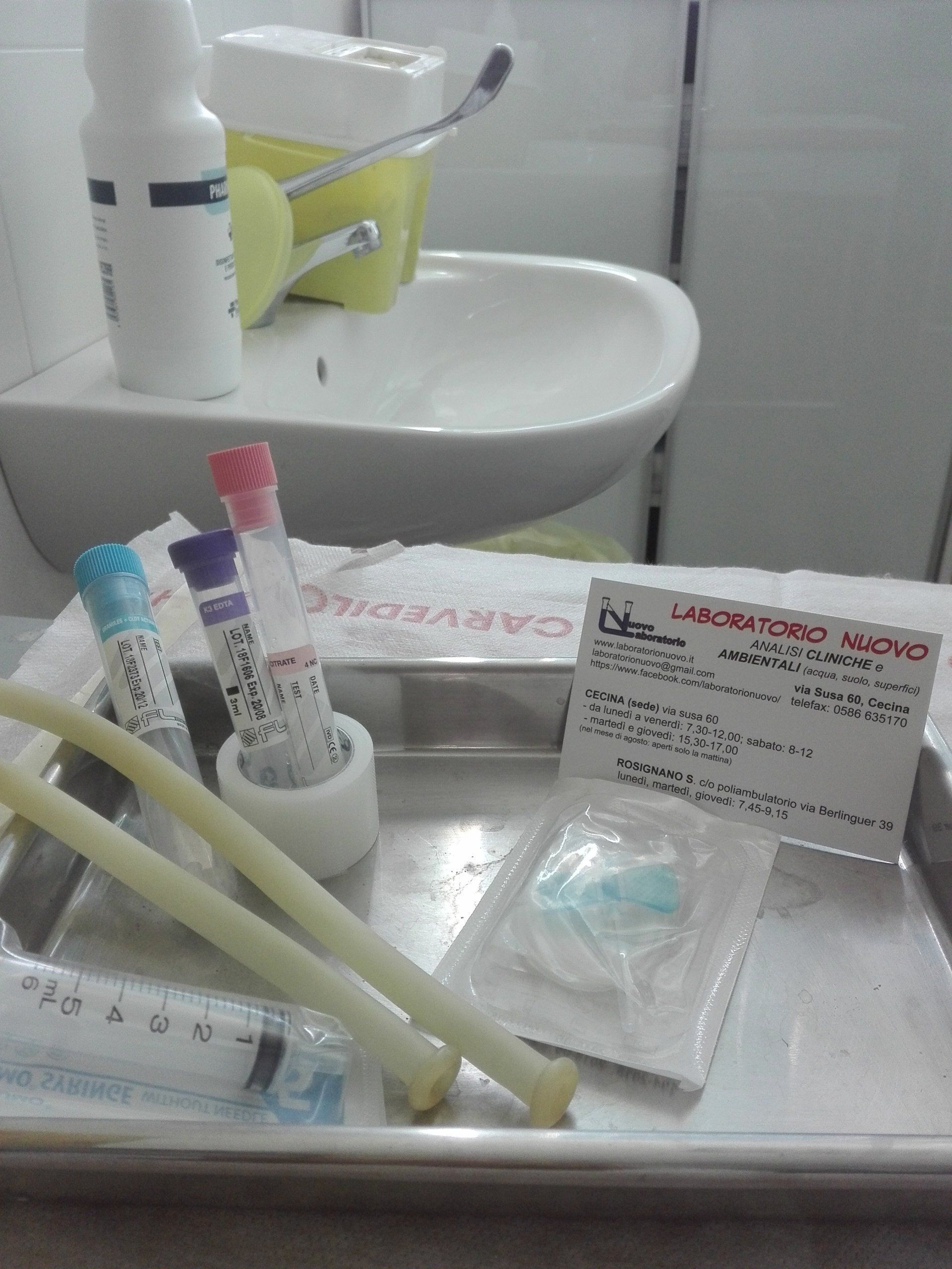 Prodotti per l'igiene dentale sul ripiano del lavandino, tra cui spazzolini da denti, dentifricio e un flacone di collutorio.