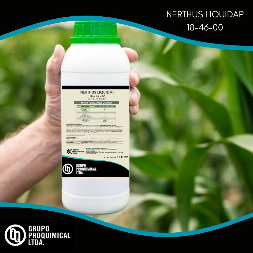 Una mano sostiene una botella blanca de fertilizante Nerthus Liquidap 18-46-00 frente a un campo verde borroso.