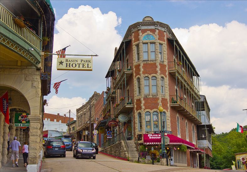 A brick building with a sign that says park park hotel