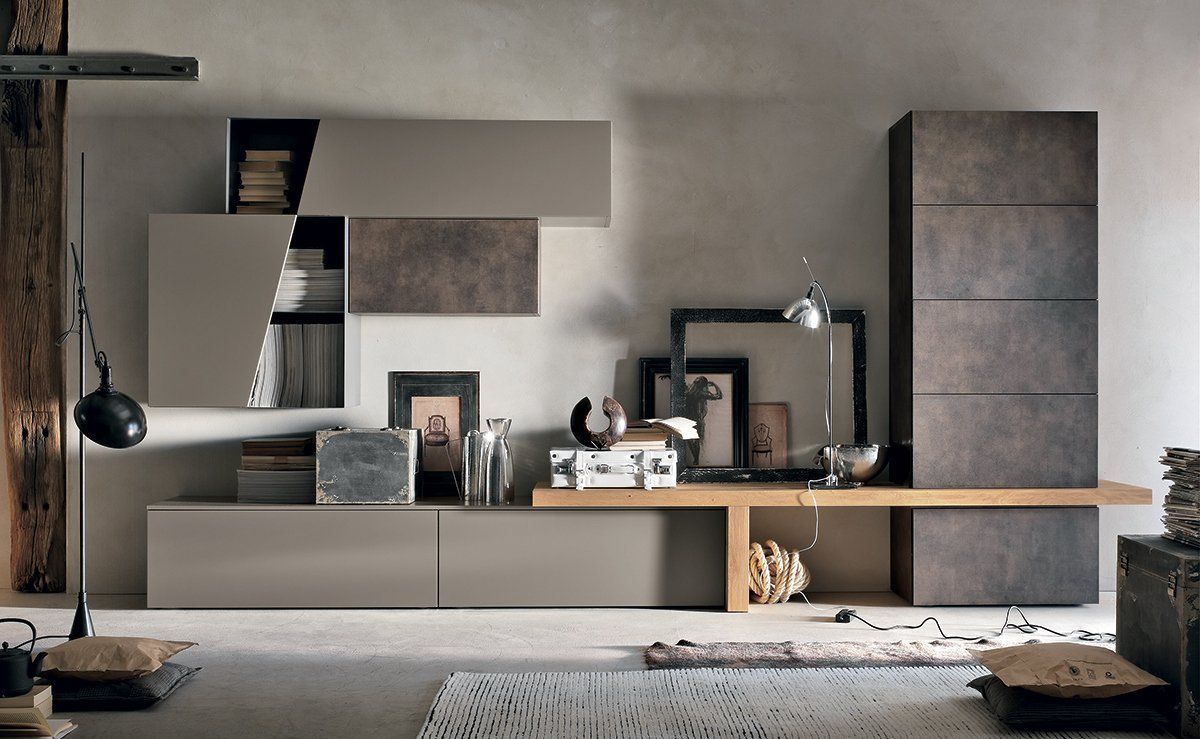 Soggiorno moderno con parete attrezzata color tortora, mensola in legno e oggetti decorativi.
