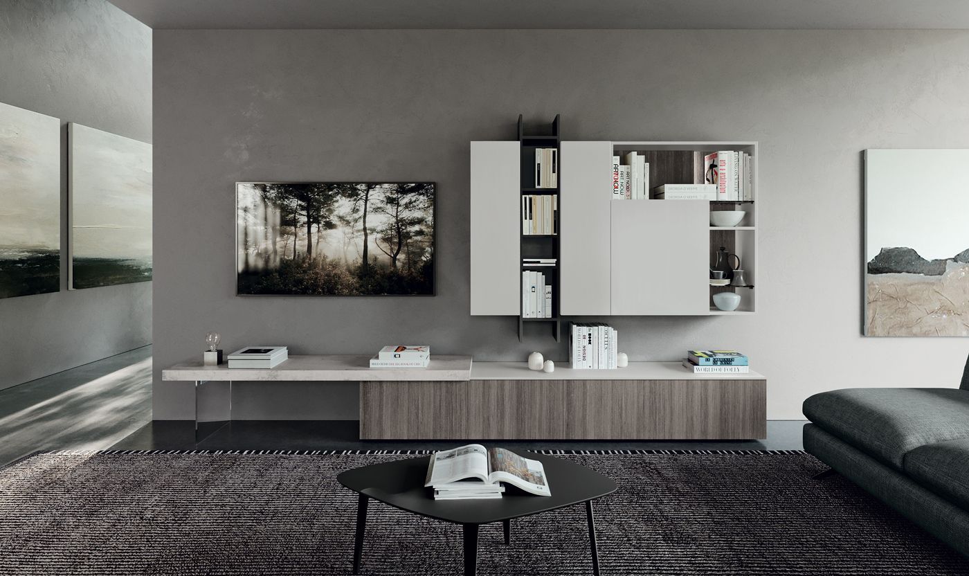 Soggiorno moderno con consolle multimediale sospesa, TV, parete attrezzata e tappeto grigio.