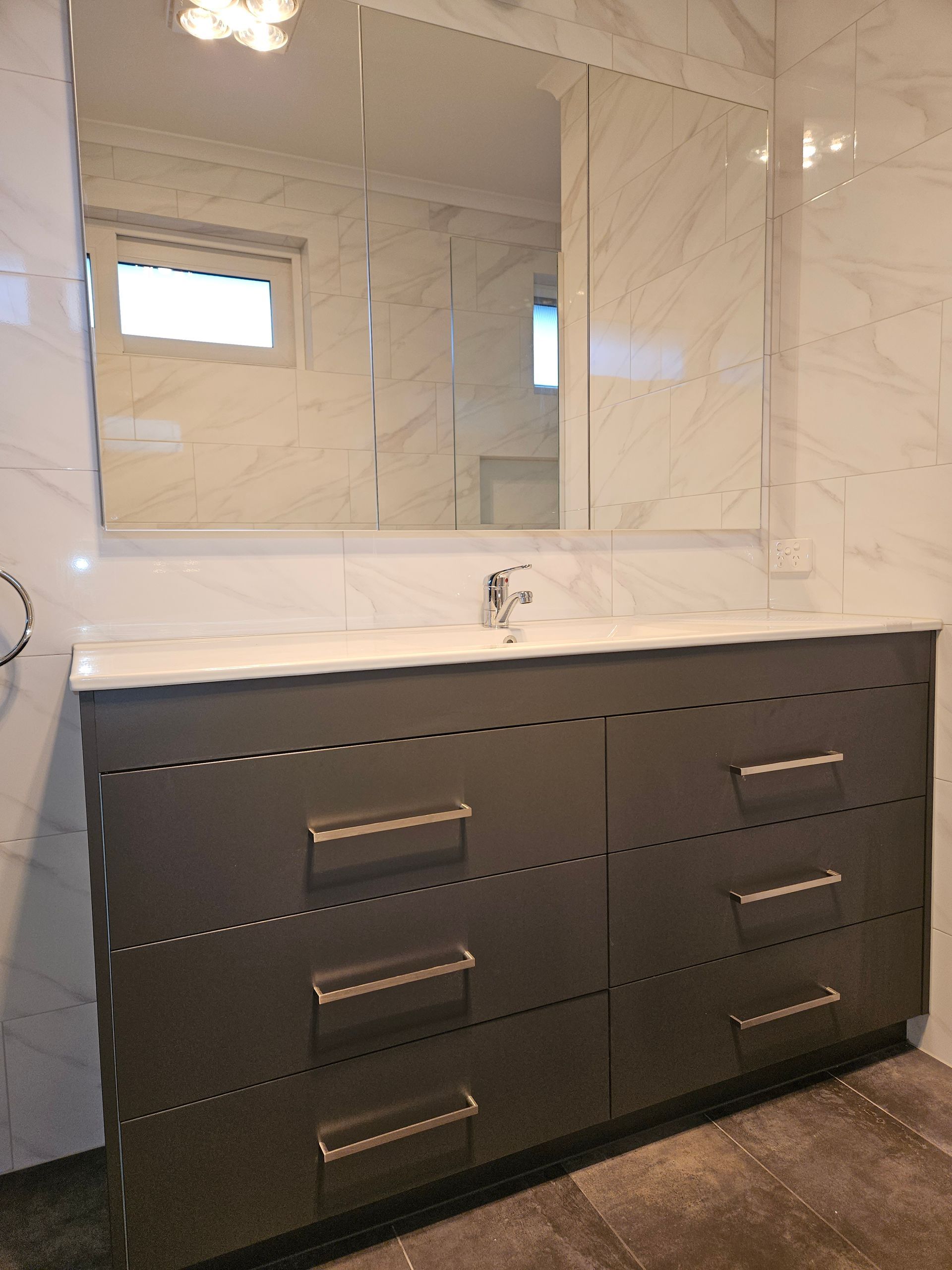 A bathroom with a sink and a large mirror