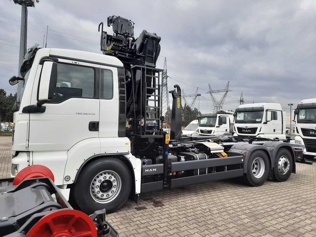 Camion per rottami con gru