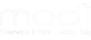 Logo bianco sbiadito con la scritta “mad” e testo più piccolo “Silversane & Style - Lucca - Italy” su sfondo bianco.