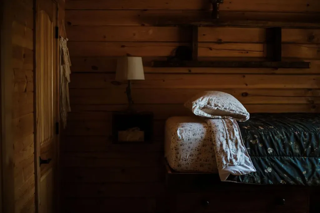 Krueger Cabin Bed And Lamp - Mindoro, WI - High Point Retreats