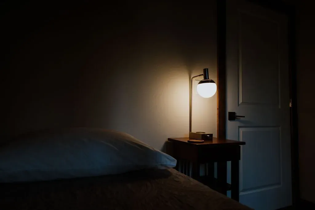 Sugarloaf Cabin Bed And Lamp - Mindoro, WI - High Point Retreats