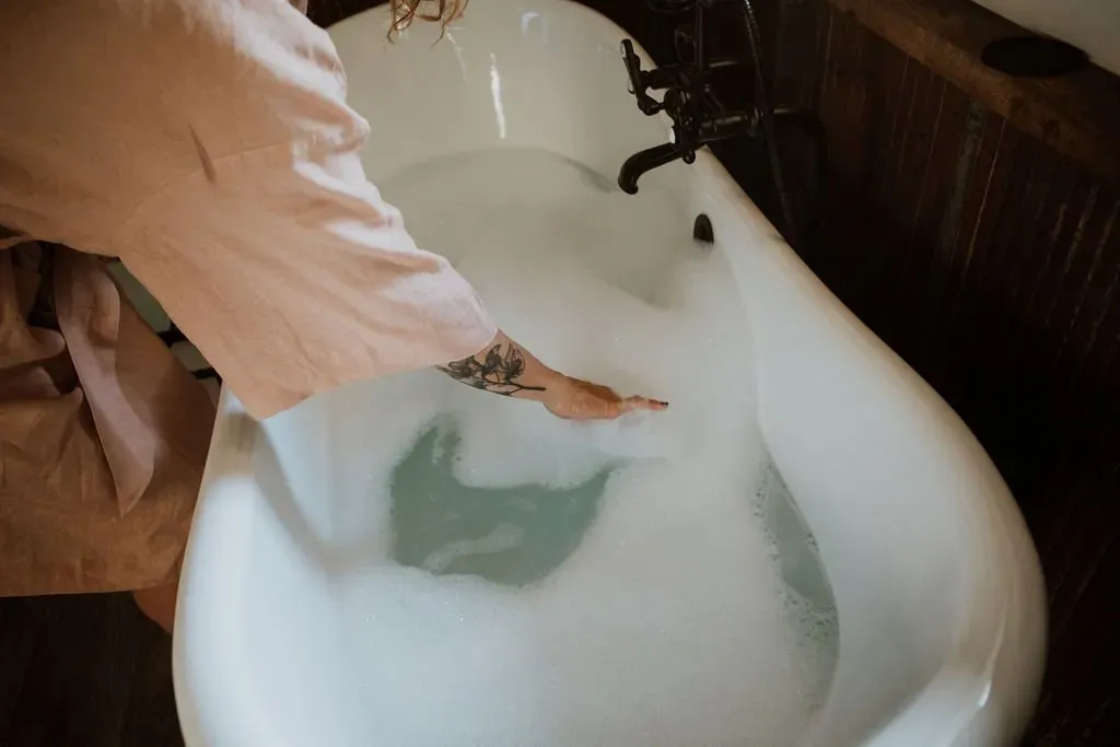 Wanlass Cabin Bathtub - Mindoro, WI - High Point Retreats