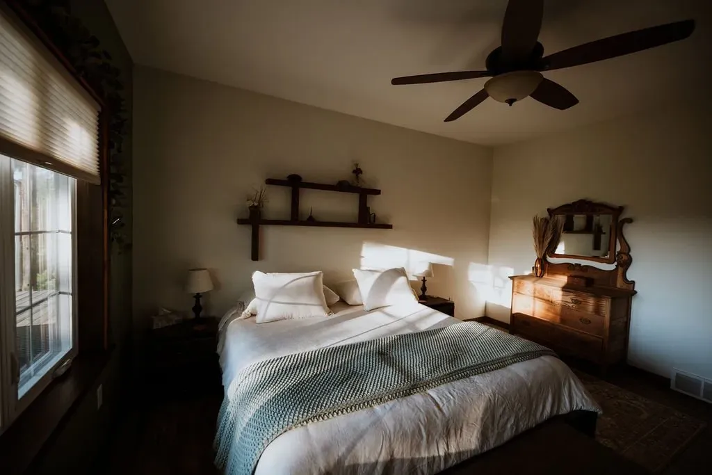 Wanlass Cabin Bedroom - Mindoro, WI - High Point Retreats