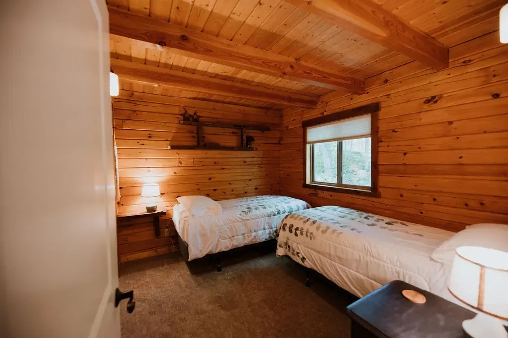 Moss Hill Cabin Beds - Mindoro, WI - High Point Retreats
